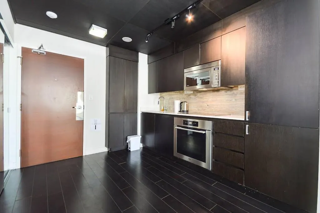 Best Location With Lake & City Views Plus Parking Toronto 0*,