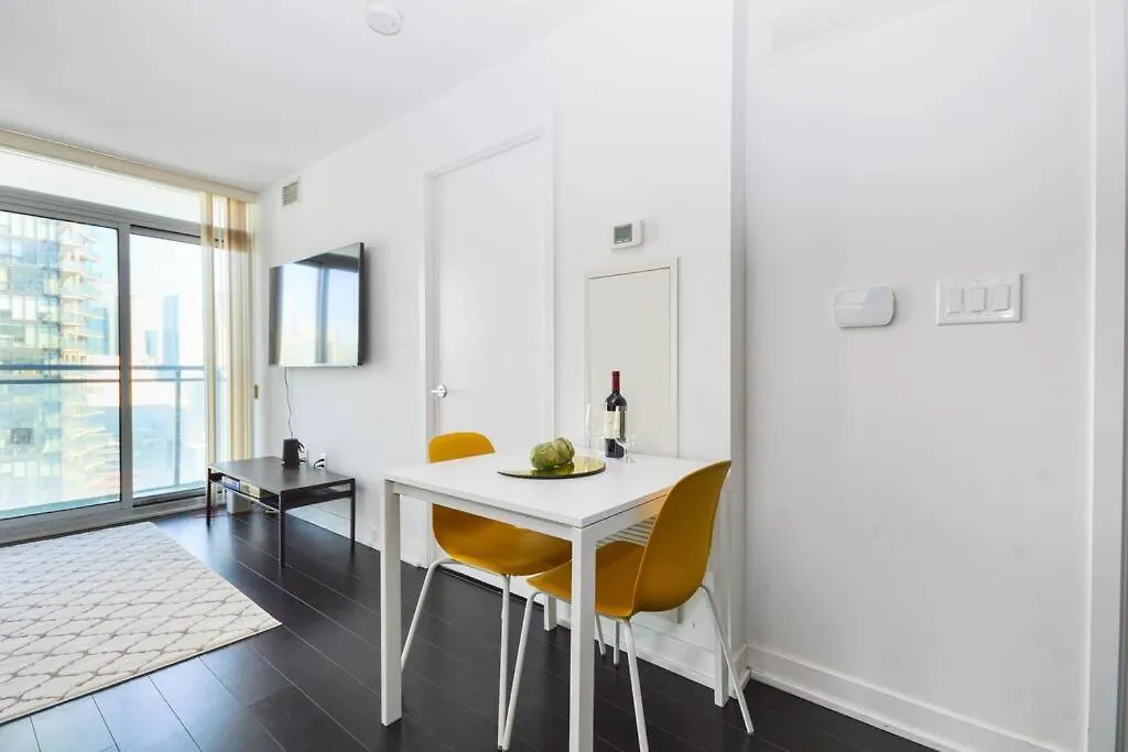 Best Location With Lake & City Views Plus Parking Toronto Apartament